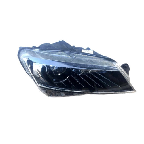 Фара права SKODA SUPERB 15-19 (3V) Фара права SKODA SUPERB 15-19 (3V)